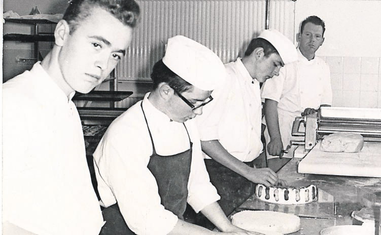 Beginn 1964: (von rechts) Konditormeister Otto Kretschmer mit seiner Mannschaft Joachim Burkhardt, Kurt Pfledderer, Wolfgang Glück in der Backstube. Foto: privat